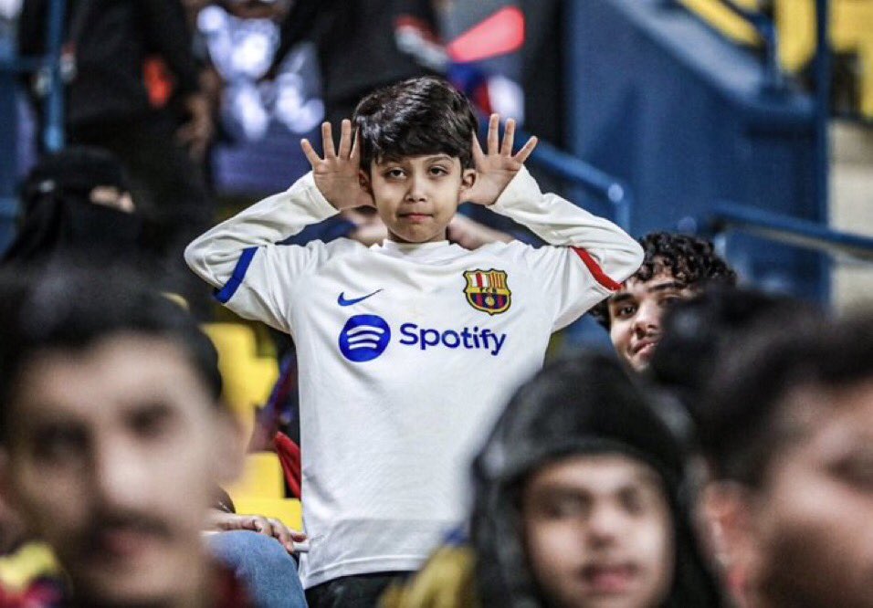 The Ultimate Fan Strategy: How to Stand Out to FC Barcelona Players