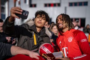 Unlock Secrets: 10 Ways to Meet Bayern Munich Players and Become an Ultimate Fan